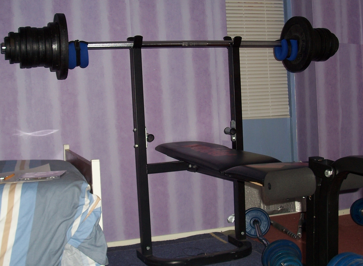 Banco de musculación y soportes para barra en una habitación